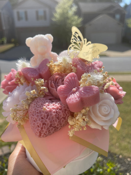 A statement piece that’s as beautiful as it is unforgettable. Each bouquet is hand-poured and carefully arranged to resemble a fresh floral arrangement — but with a soft, long-lasting fragrance that fills the room.
Perfect for gifting or elevating your space, this bouquet is designed to be both décor and experience. Every detail, from the florals to the finishing touches, is made to feel intentional, soft, and luxurious.
✨ Made to order
✨ Available in multiple scent options
✨ Custom colors available (+$15)
